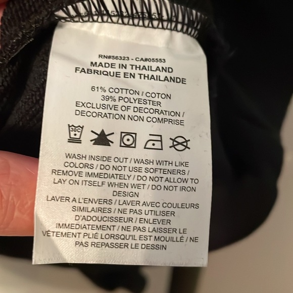 NIKE WOMENS BLACK OVERSIZED MED. CROP LONGSLEEVE SWEATER W/ GRAY TEXTURED SWOOSH - Picture 4 of 6